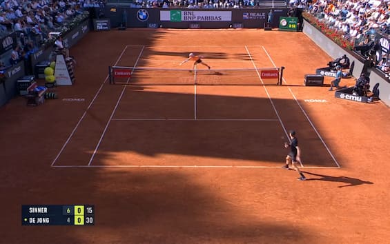 https://static.sky.it/editorialimages/8335ab25192c12d90408f82d6602bf745f226e35/skysport/it/tennis/video/2025/05/12/atp-roma-sinner-de-jong-punto-31-colpi-video/punto_sinner_de_jong.jpg?im=Resize,width=565