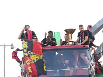 MILANO Festa del Milan per la vincita del 19° scudetto, partenza del bus con i giocatori