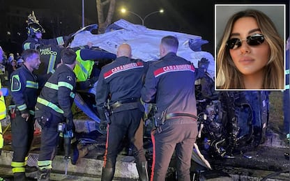 Il luogo dell'incidente e la foto di Beatrice Bellucci, la 20enne che ha perso la vita nello scontro mortale, nella tarda serata di ieri, in via Cristoforo Colombo, all'altezza di piazza dei Navigatori. Coinvolte due auto su cui viaggiavano 4 giovani di età compresa tra i 20 e i 22 anni. I giovani sono stati estratti dalle lamiere dai vigili del fuoco e trasportati d'urgenza in ospedale dove una ragazza di 20 anni poi morta a causa delle gravi ferite riportate, ROMA 25 ottobre 2025. ANSA
 +++ ATTENZIONE LA FOTO NON PUO' ESSERE PUBBLICATA O RIPRODOTTA SENZA L'AUTORIZZAZIONE DELLA FONTE DI ORIGINE CUI SI RINVIA +++ NPK