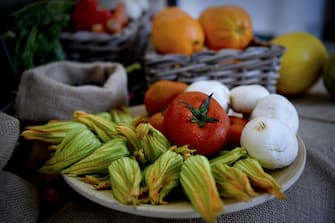  Pomodori, fiori di zucca e funghi tra i prodotti della dieta Mediterranea.
ANSA / CIRO FUSCO
