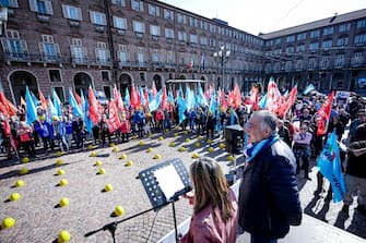 Presidio davanti alla Prefettura per lo sciopero nazionale di Cgil e Uil per i settori privati. Torino 11 aprile 2024 ANSA/TINO ROMANO