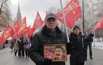 epa10444169 A Russian Communist party supporter holds a portrait of Soviet leader Joseph Stalin during a wreath laying ceremony at the memorial stone for World War II Hero City Stalingrad to commemorate the 80th anniversary of the Battle of Stalingrad in Moscow, Russia, 02 February 2023. Russia celebrates the 80th anniversary of the end of the Battle of Stalingrad, in the southern Russian city of Volgograd, once known as Stalingrad, that was a turning point in World War II and led to the defeat of Nazi Germany.  EPA/MAXIM SHIPENKOV