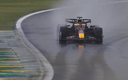 epa11699295 Red Bull racing driver Max Verstappen of Netherlands in action during the Formula One Grand Prix of Sao Paulo at the Autodromo Jose Carlos Pace race track in Interlagos, Sao Paulo, Brazil, 03 November 2024.  EPA/Andre Coelho