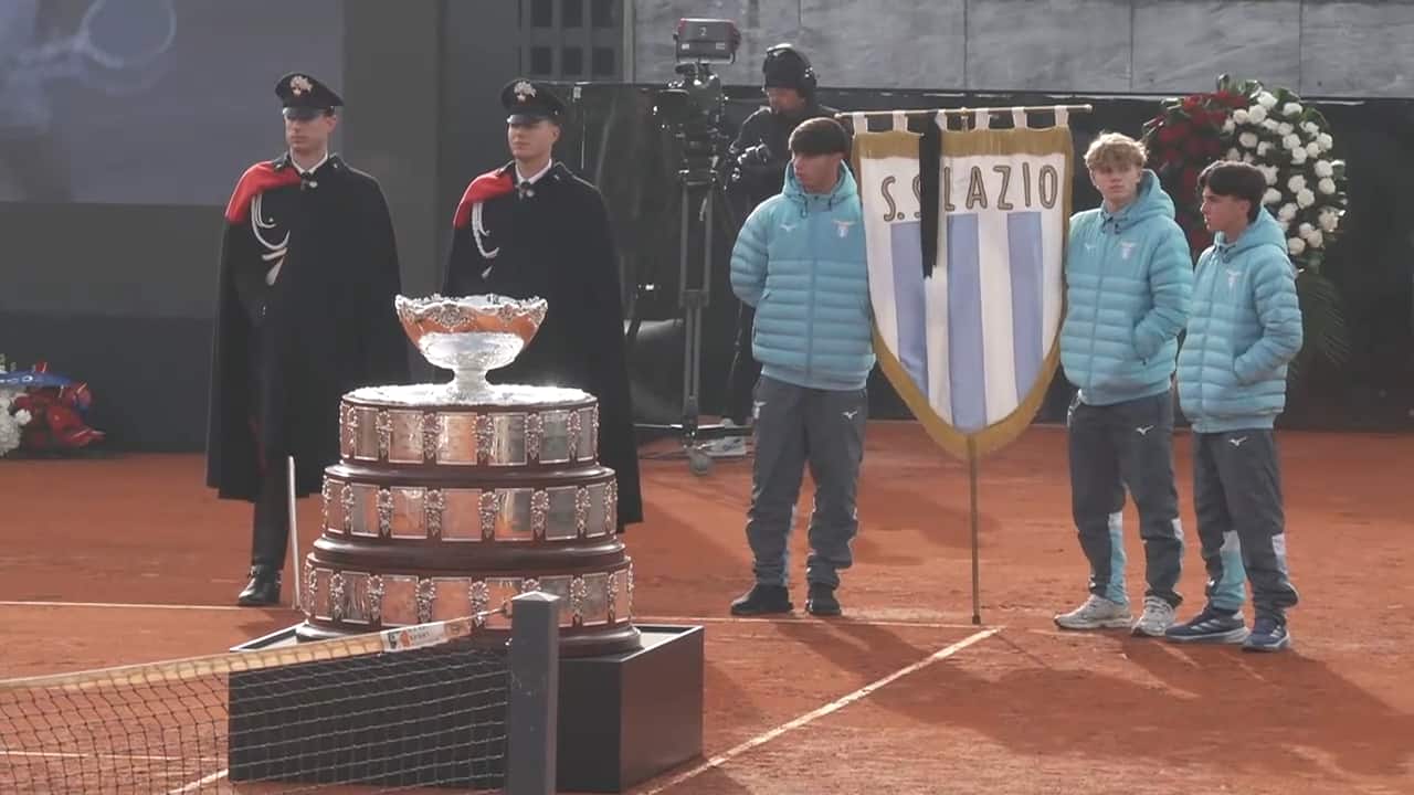 La Coppa Davis e lo stendardo della Lazio al Foro Italico
