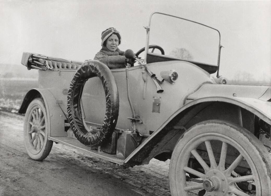 Gertrud Dübi-Müller in her Pic-Pic automobile, circa 1911. Gertrud Dübi-Müller (circle), © Fotostiftung Schweiz, Winterthur