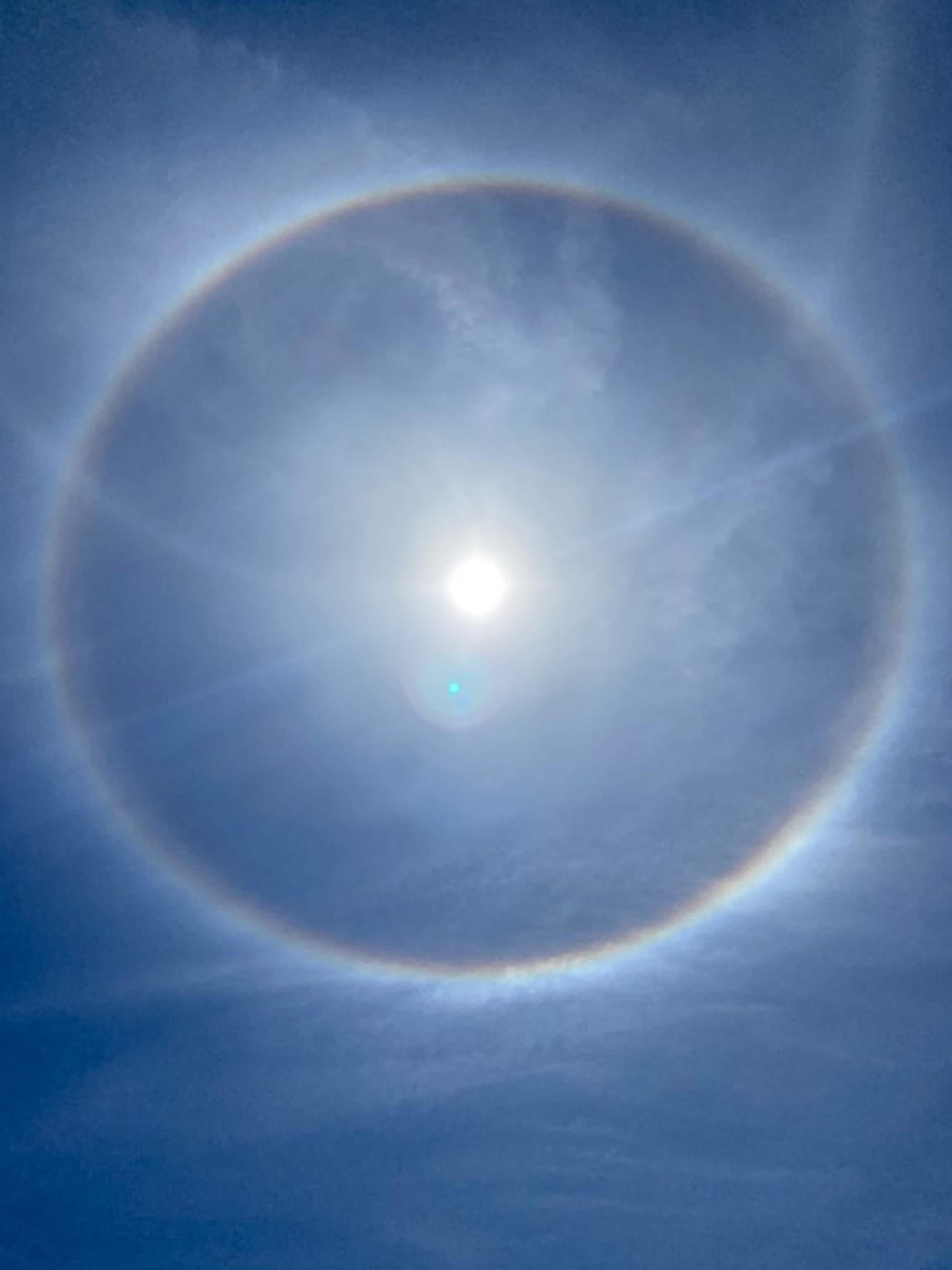 L aura solare, un raro fenomeno meteo, visto all'Argentario, 29 maggio 2021. L'alone e l'arcobaleno circolare attorno al Sole è un evento raro (ma naturale) ed è un fenomeno simile all'arcobaleno eccetto per il fatto che viene formato dalla rifrazione della luce solare attraverso i cristalli di ghiaccio sospesi nelle nuvole al posto delle gocce di pioggia o ad altra acqua liquida sospesa nel cielo. 
ANSA/Bonaccorso Maria Emilia