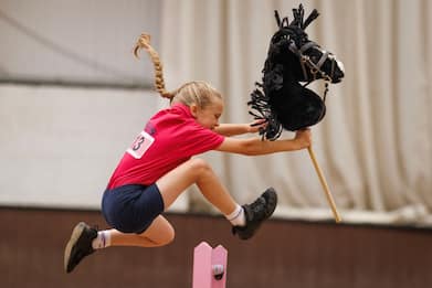 Regno Unito, i mondiali di Hobby horse con cavalli giocattolo. FOTO