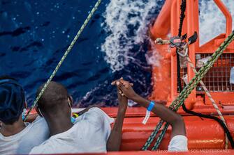 "L'Ocean Viking è ancora senza indicazione su dove e quando fare sbarcare 572 naufraghi. L'incertezza e il caldo - molti dei sopravvissuti sono al sole,
sul ponte - si aggiungono allo shock del viaggio e degli abusi subiti in Libia. La tensione sale". Così Sos Mediterranee. La nave della ong si trova a sud delle coste siciliane con i migranti soccorsi in vari interventi nei giorni scorsi. ANSA/UFFICIO STAMPA/FLAVIO GASPERINI +++ NO SALES, EDITORIAL USE ONLY +++