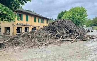 I danni causati dalla frana in una immagine pubblicata su Facebook dal sindaco metropolitano di Bologna Matteo Lepore che ha effettuato un sopralluogo nel territorio di Sasso Marconi, 20 maggio 2023. La frana ha travolto una trattoria e un maneggio. FACEBOOK MATTEO LEPORE +++ ATTENZIONE LA FOTO NON PUO' ESSERE PUBBLICATA O RIPRODOTTA SENZA L'AUTORIZZAZIONE DELLA FONTE DI ORIGINE CUI SI RINVIA +++ NPK +++