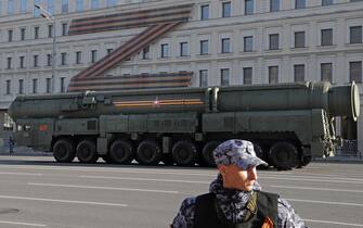 epa10616519 A Russian Yars intercontinental ballistic missile launcher drives in the downtown area of Moscow, Russia, 09 May 2023, before the military parade which will take place on the Red Square to commemorate the victory of the Soviet Union's Red Army over Nazi-Germany in WWII.  EPA/MAXIM SHIPENKOV