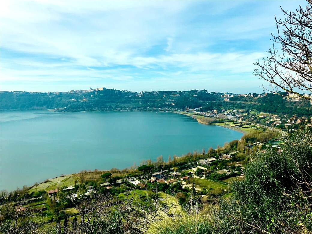 Castel_Gandolfo_e_il_lago_di_Albano_Roma._Photo_by_Mark_F._on_Unsplash.jpg