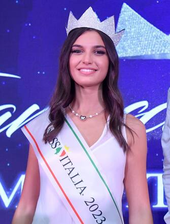 Salsomaggiore Terme : Palazzo dei Congressi . Elezione Miss Italia 2023 . Nella foto : Vittorio Sgarbi e Patrizia Mirigliani incoronano la Miss Italia 2023 Francesca Bergesio