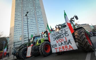 L’arrivo dei trattori davanti al Pirellone, Milano, 1 Febbraio 2024. /// Farmers taking part in a protest action arrive at the Pirelli skyscraper, seat of the Lombardy Regional Council, in Milan, Italy, 01 February 2024.
ANSA/MATTEO CORNER