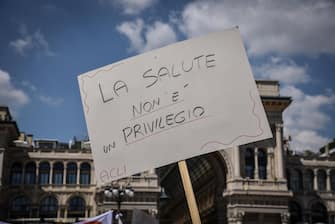 Manifestazione in piazza Duomo contro la giunta Fontana della Regione Lombardia per la gestione della sanità durante l’emergenza coronavirus Covid-19