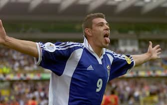 BRG09-20000621-BRUGES, BELGIUM:Yugoslav forward Savo Milosevic shows his tongue as jubilates after scoring for his team against Spain during the Euro 2000 group C soccer match between Yugoslavia and Spain in Bruges, Wednesday 21 June 2000. (ELECTRONIC IMAGE) EPA PHOTO /MICHELE LIMINA