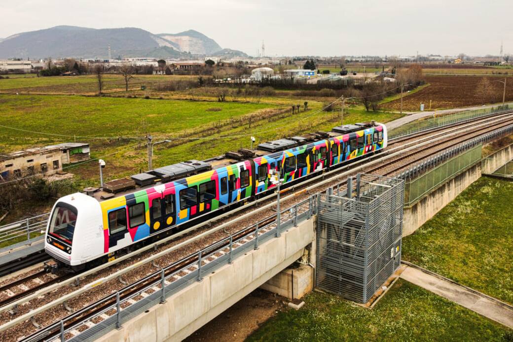 Treno_esterno_Connessioni_Luca_Font._Foto_Gruppo_Brescia_Mobilità.jpg