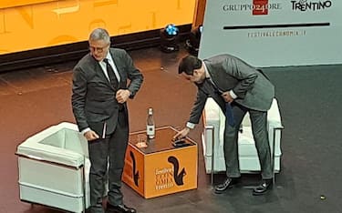 Il ministro delle Infrastrutture e dei Trasporti Matteo Salvini (D) nel corso di un incontro nell'ambito del Festival dell'Economia di Trento, 23 maggio 2024. ANSA/MASSIMO LAPENDA