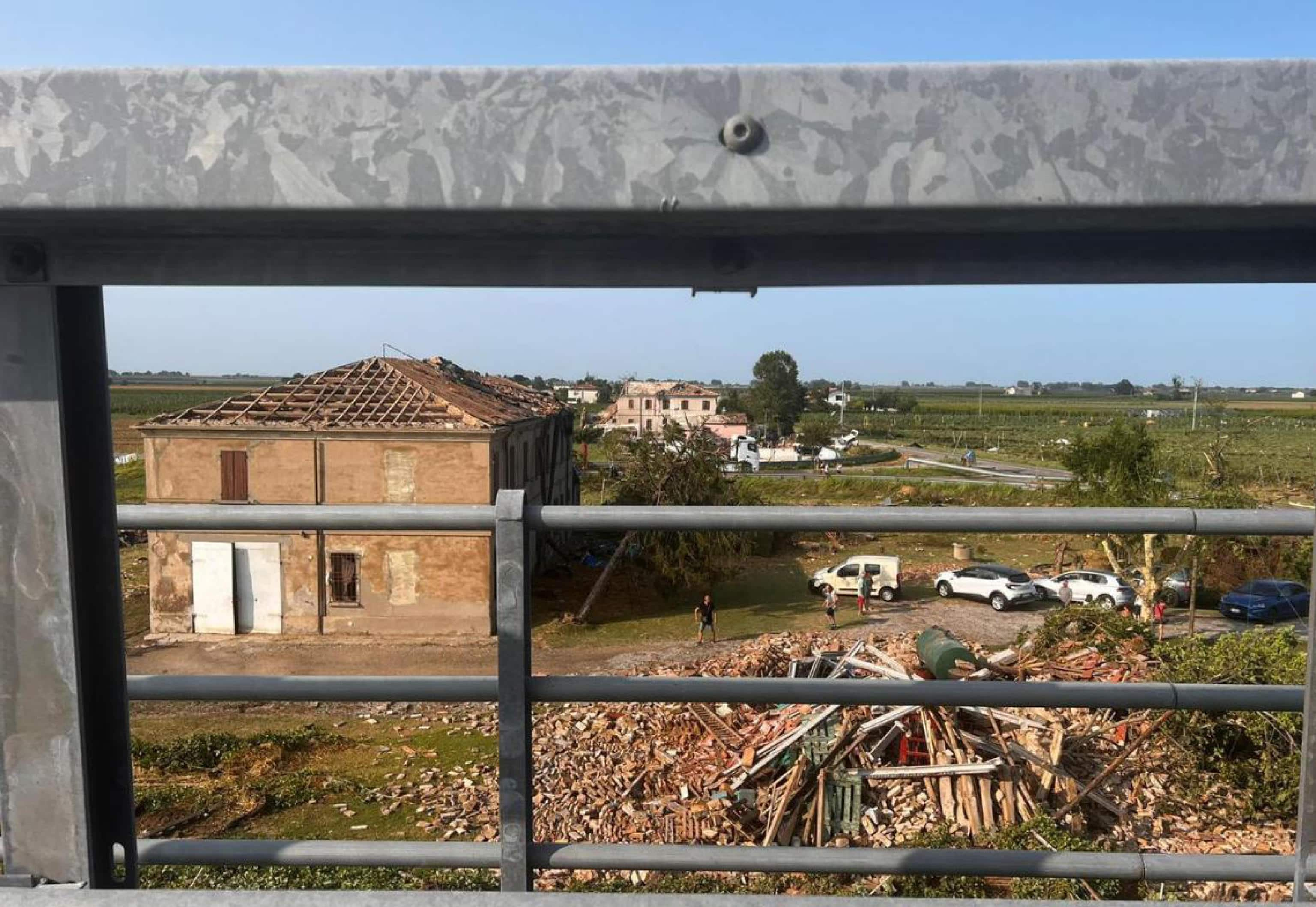 Un forte temporale, con venti che hanno superato i 100 km/h, ha attraversato le zone di Alfonsine, Bagnacavallo e Fusignano, nel Ravennate, si registrano molte chiamate per alberi, tettoie e danni derivati dal vento e dalla grandine. Si tratta di territori della Bassa Romagna tra i più colpiti dalle alluvioni di maggio. Alfonsine, 22 luglio 2023.
Facebook Comune di Alfonsine + ATTENZIONE LA FOTO NON PUO' ESSERE PUBBLICATA O RIPRODOTTA SENZA L'AUTORIZZAZIONE DELLA FONTE DI ORIGINE CUI SI RINVIA + NPK