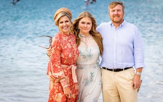 KRALENDIJK, BONAIRE - JANUARY 28: King Willem-Alexander of The Netherlands, Queen Maxima of The Netherlands and Princess Amalia of The Netherlands visit a windsurfing demonstration at Sorbonne beach during the Dutch Royal Family Tour Of The Dutch Caribbean Islands : Day One on January 28, 2023 in Kralendijk, Bonaire(Photo by Patrick van Katwijk/Getty Images) *** Local Caption *** King Willem-Alexander ; Queen Maxima ; Princess Amalia