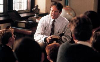 Robin Williams nel film l'attimo fuggente