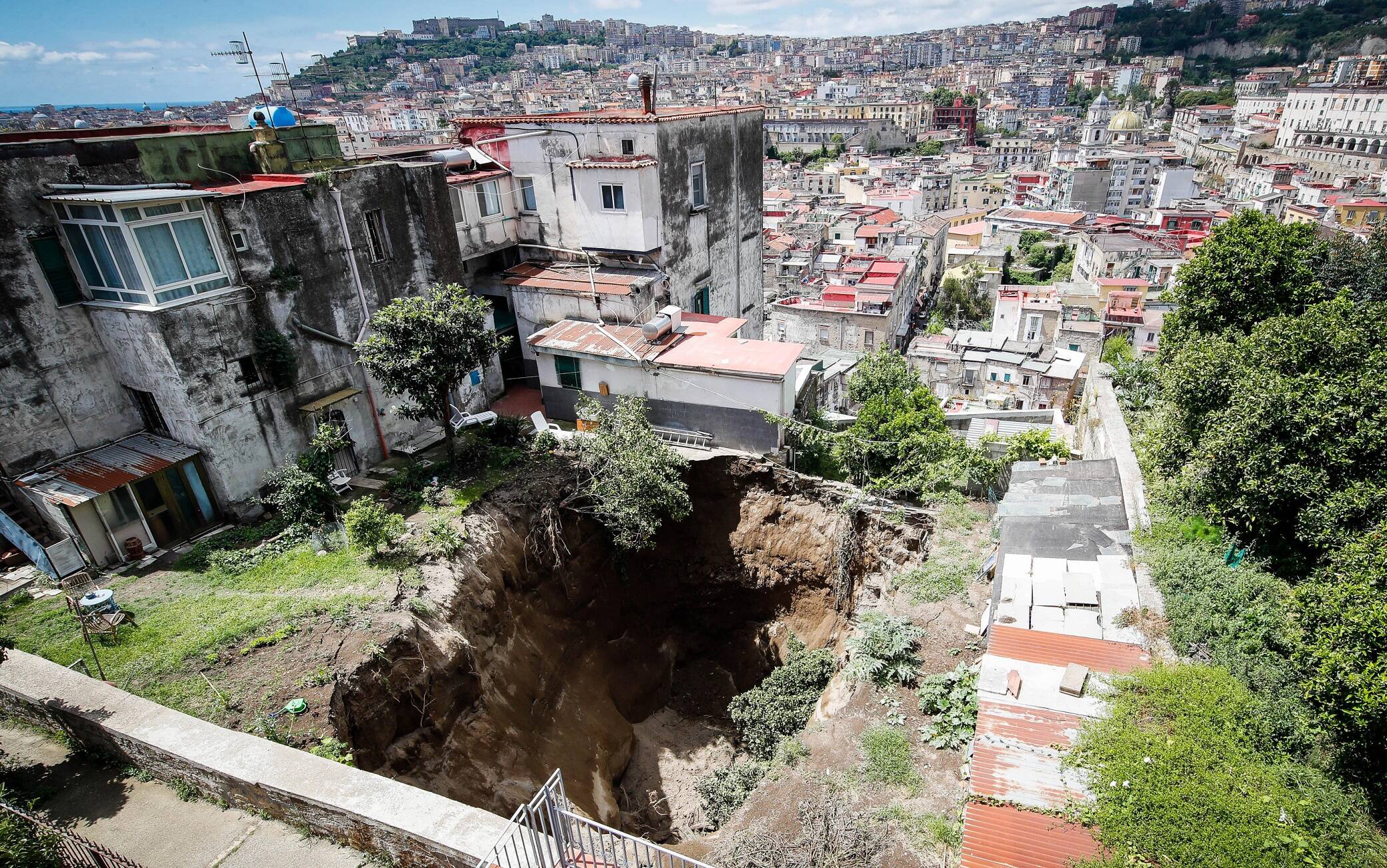 L'enorme voragine che si è aperta in un'area a ridosso di un antico edificio di vicoletto San Marco a Miradois, all'estrema periferia del quartiere Sanità, al confine con la zona di Capodimonte