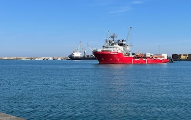 La Ocean Viking è arrivata a Bari, a bordo 29 migranti