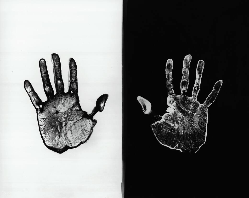 11._Ugo_Mulas_Il_laboratorio_Una_mano_sviluppa_l’altra_fissa_A_Sir_John_Frederick_William_Herschel_1970_-_1972_©_Eredi_Ugo_Mulas_Tutti_i_diritti_riservati_Courtesy.jpg