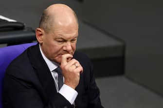 epa11780722 German Chancellor Olaf Scholz attends the meeting of the German Bundestag on the vote of confidence in the Chancellor, in Berlin, Germany, 16 December 2024. Scholz has submitted a motion for a vote of confidence in the German Bundestag to pave the way for new elections.  EPA/HANNIBAL HANSCHKE