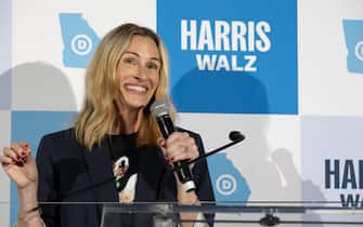 October 9, 2024, Canton, Georgia, USA: Georgia native and actress JULIA ROBERTS greets crowd at a women's reproductive rights rally for presidential candidate Kamala Harris in the heart of a strongly Republican county. (Credit Image: © Robin Rayne/ZUMA Press Wire)