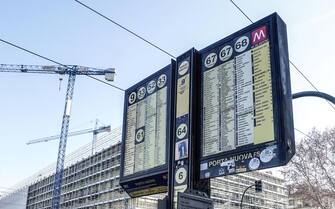 Le fermate di Torino piene di persone che attendono i pullman nella giornata dello sciopero trasporto pubblico locale, venerdì 17 febbraio 2023 ANSA/JESSICA PASQUALON