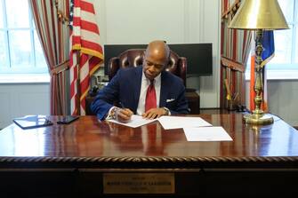 Nel suo primo giorno da sindaco di New York, Eric Adams ha ricordato ai cittadini quali saranno i pilastri su cui si baserà la sua amministrazione