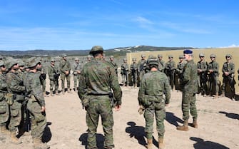 epa11227908 A handout photo made available on 18 March 2024 by the Spanish Royal Household shows Spain's King Felipe VI (C-R) speaking to cadets while attending maneuvers and combat exercises by the Spanish General Military Academy at the San Gregorio National Military Training Center, outside Zaragoza, northeastern Spain, 15 March 2024 (issued 18 March 2024).  EPA/FRANCISCO GOMEZ/SPANISH ROYAL HOUSEHOLD HANDOUT   HANDOUT EDITORIAL USE ONLY/NO SALES HANDOUT EDITORIAL USE ONLY/NO SALES