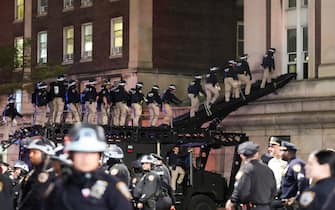 epa11311436 New York City police officers use a ramp on an armored vehicle to enter Hamilton Hall at Columbia University after pro-Palestinian protestors barricaded themselves in the building earlier in the day in New York, New York, USA, 30 April 2024. Students have been protesting the university's investments in Israel and showing their support for Palestine for over two weeks, also inspiring other students nationwide to do the same.  EPA/STEPHANI SPINDEL