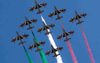 Il passaggio delle Frecce Tricolori ad apertura delle celebrazioni per il 77esimo anniversario della proclamazione della Repubblica in via dei Fori Imperiali a Roma, 2 giugno 2023.
Italian Air Forces aerobatic demonstration team Frecce Tricolori fly over the Altar of the Fatherland during the celebrations of Republic Day, in Rome, Italy, 02 June 2023. 
ANSA/ANGELO CARCONI