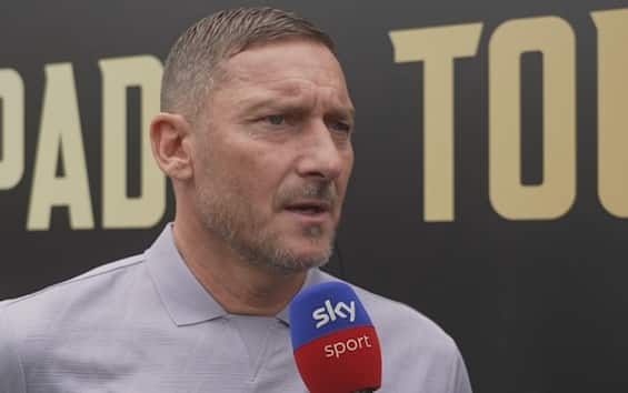 https://static.sky.it/editorialimages/8475ec04afd147798b7f85ec1d33346254dfc5a1/skysport/it/calcio/serie-a/video/2025/05/22/totti-ranieri-roma-intervista-video/totti_.jpg?im=Resize,width=565