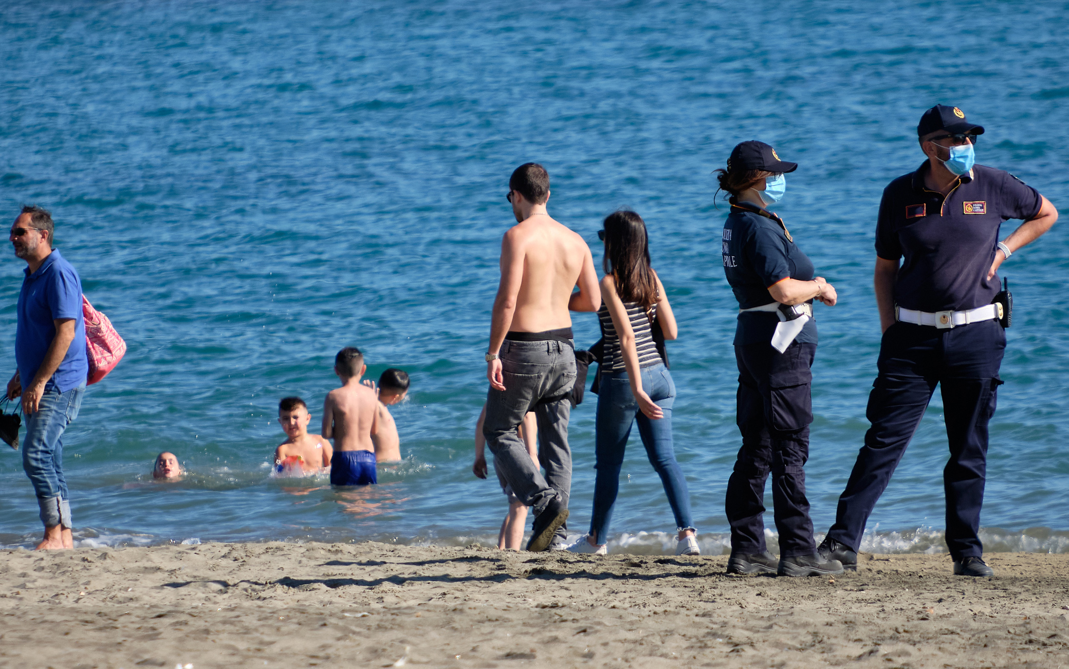 Coronavirus, Ostia: assalto alla spiaggia nel primo sabato post