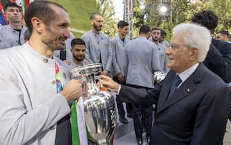 Foto Ufficio Stampa Quirinale/LaPresse
12 Luglio 2021 - Roma, Italia
Politica
Il Presidente della Repubblica Sergio Mattarella con Giorgio Chiellini e la Coppa degli Europei 2020, oggi 12 luglio 2021.
(Foto di Paolo Giandotti - Ufficio per la Stampa e la Comunicazione della Presidenza della Repubblica)


DISTRIBUTION FREE OF CHARGE - NOT FOR SALE