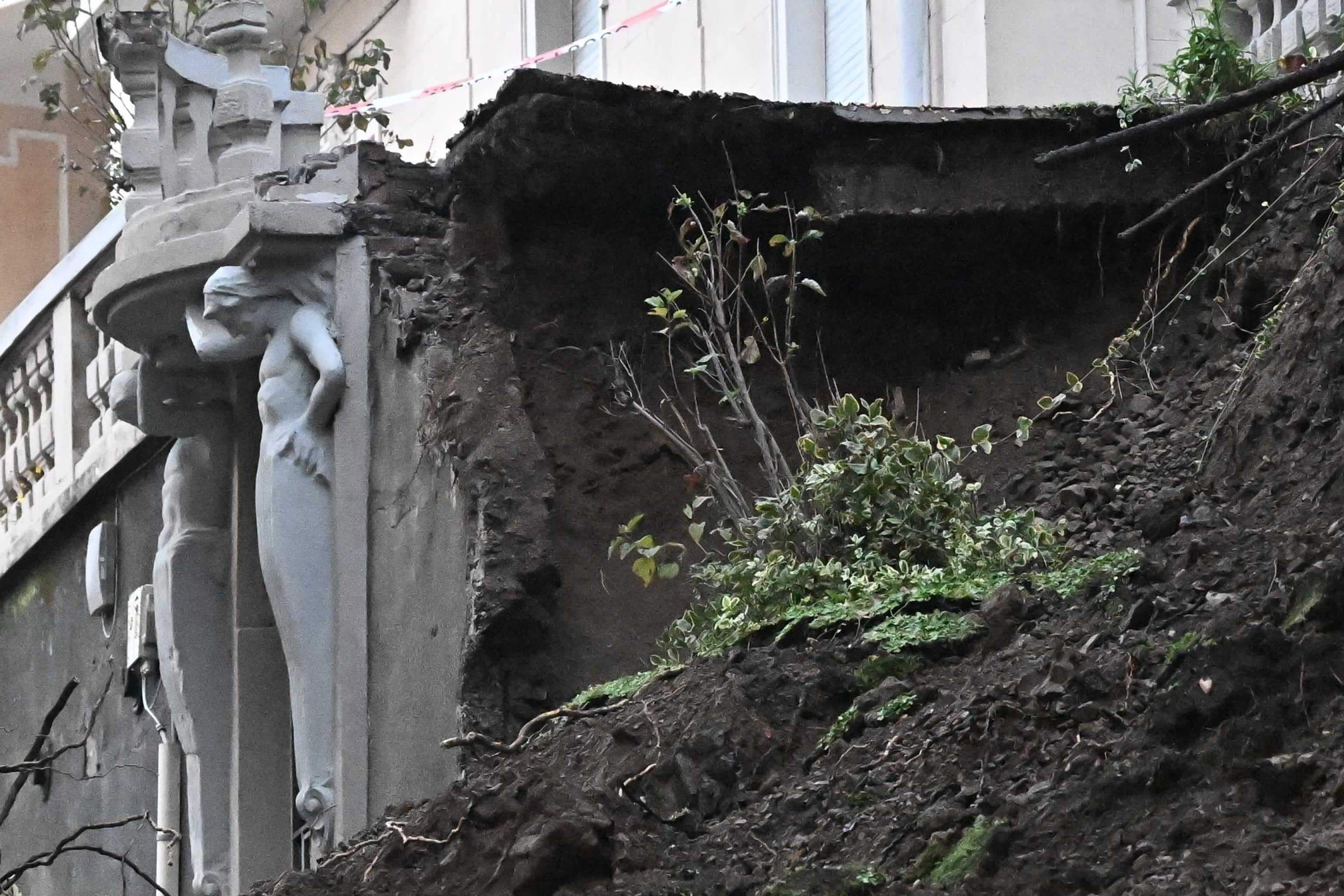 Le forti piogge che hanno interessato Genova nelle ultime ore hanno portato al crollo di un muro di contenimento di un giardino sulle alture di Pegli, 15 novembre 2025. I materiali hanno travolto alcune auto parcheggiate sulla strada. Sul posto i vigili del fuoco e la Protezione civile del Comune di Genova con la polizia municipale. Interrotta l'erogazione di luce e gas. 
ANSA/LUCA ZENNARO