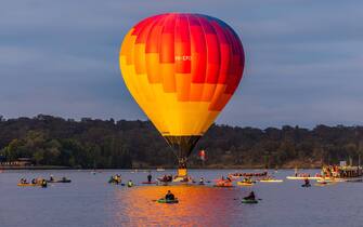 (230314) -- CANBERRA, March 14, 2023 (Xinhua) -- A hot air balloon flies over the Lake Burley Griffin during the annual Canberra Balloon Spectacular festival in Canberra, Australia, March 12, 2023. The annual Canberra Balloon Spectacular festival, a hot air balloon festival, is held this year from March 11 to 19. (Photo by Chu Chen/Xinhua) - Chu Chen -//CHINENOUVELLE_0849071/Credit:CHINE NOUVELLE/SIPA/2303140905