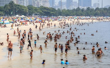 epa10983060 Several people enjoy at the Flamengo beach in Rio de Janeiro, Brazil, 18 November 2023. According to the National Institute of Meteorology (INTMET), record temperatures are expected to reach 42ÂºC in Rio de Janeiro, before the arrival of a cold front.  EPA/ANDRE COELHO