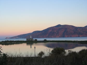 Un'immagine dell'Isola di Salina, una delle 14 localita' costiere che si sono aggiudicate le "5 vele" assaegnate dalla 'GuidaBlu 2011' di Legambiente e Touring club, diffusa oggi 9 giugno 2011.
+++ NO SALES - EDITORIAL USE ONLY +++
ANSA / 

