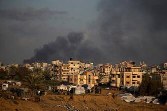 epa11059810 Smoke rises during Israeli military operations in the east of Al Maghazi ans Al Bureije refugee camps, southern Gaza Strip on, 05 January 2024. More than 22,300 Palestinians and at least 1,300 Israelis have been killed, according to the Palestinian Health Ministry and the Israel Defense Forces (IDF), since Hamas militants launched an attack against Israel from the Gaza Strip on 07 October, and the Israeli operations in Gaza and the West Bank which followed it. Since 07 October, up to 1.9 million people, or more than 85 percent of the population, have been displaced throughout the Gaza Strip, some more than once, according to the United Nations Relief and Works Agency for Palestine Refugees in the Near East (UNRWA), which added that most civilians in Gaza are in 'desperate need of humanitarian assistance and protection'.  EPA/MOHAMMED SABER