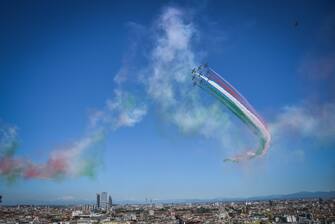 Passaggio volo delle Frecce Tricolori sopra il Duomo di Milano in ricordo delle vittime del coronavirus Covid19