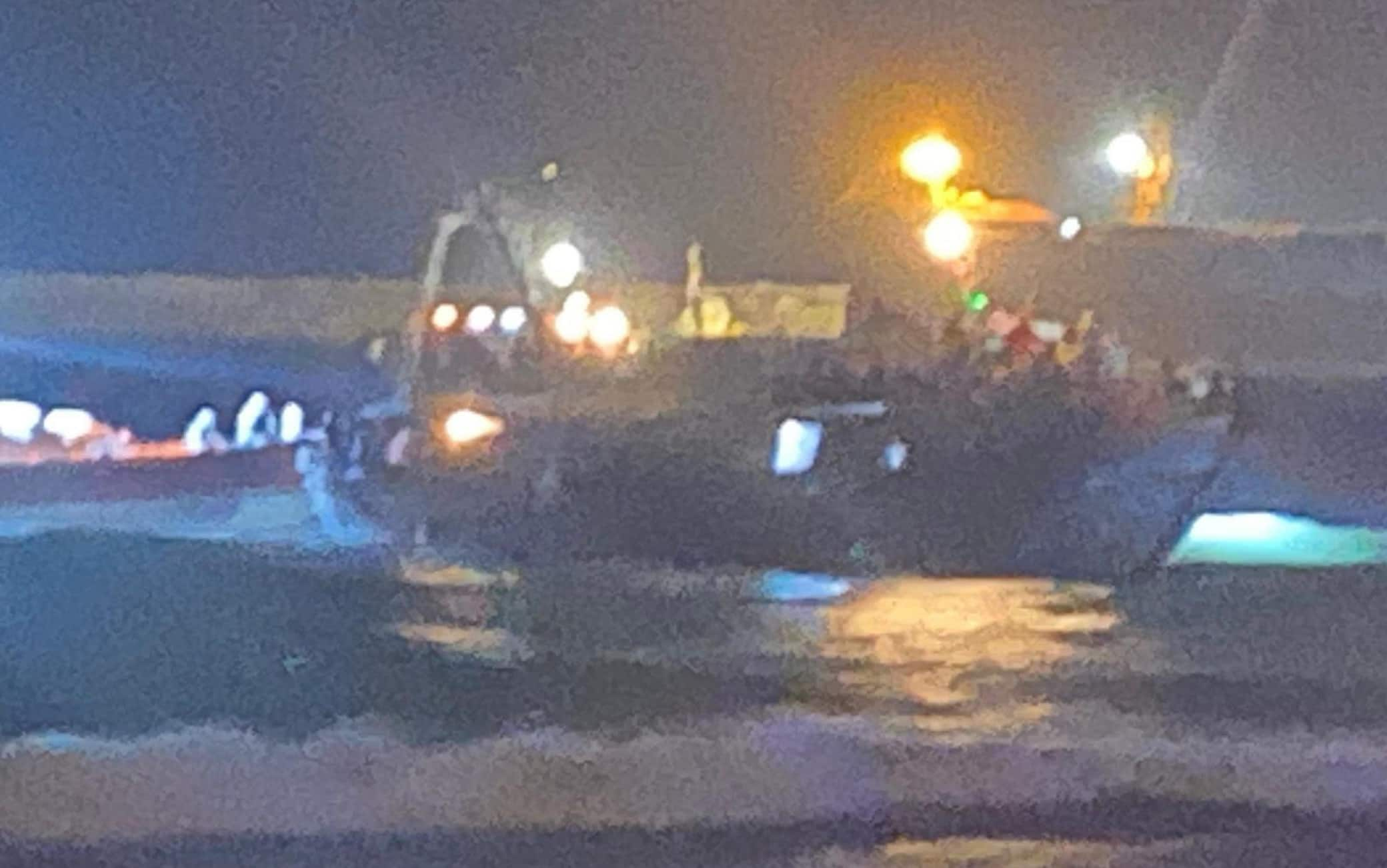 Un peschereccio con diverse centinaia di migranti a bordo si è incagliato in una secca del porto di Pozzallo, nel Ragusano, 09 novembre 2021. Secondo una prima stima sarebbero in circa 400. Sul posto stanno operando mezzi della capitaneria di porto, della guardia di finanza, della polizia e dei carabinieri.
ANSA/GABRIELE GIANNONE