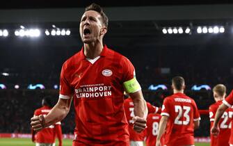 epa11168807 Luuk de Jong of PSV Eindhoven celebrates scoring the 1-1 during the UEFA Champions League Round of 16, 1st leg match between PSV Eindhoven and Borussia Dortmund at the Phillips stadium in Eindhoven, Netherlands, 20 February 2024.  EPA/MAURICE VAN STEEN