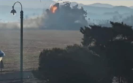 Incidente aereo in Corea del Sud, il momento dello schianto contro il ...