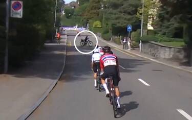 Attraversa con la bici mentre arrivano a 70 km/h