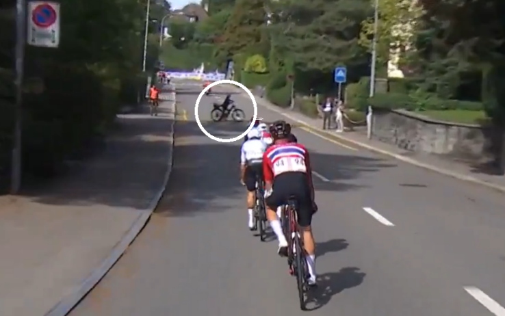 Attraversa con la bici mentre arrivano a 70 km/h