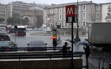 Pioggia in piazza della Repubblica a Roma durante l'ondata di maltempo che ha colpito la capitale, 08 giugno 2021. ANSA/RICCARDO ANTIMIANI