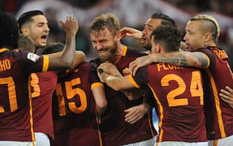 Roma's midfielder Daniele De Rossi celebrates after scoring a goal 1-0 with teammates during the Italian Serie A football match A.S. Roma vs F.C. Empoli at the Olympic Stadium in Rome, on october 17, 2015. (Photo by Silvia Lore/NurPhoto) (Photo by NurPhoto/NurPhoto via Getty Images)